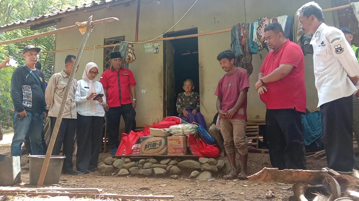 DPC PDI Perjuangan Kabupaten Garut bersama Dinas Sosial dan bacaleg mengunjungi korban kebakaran di Kampung Cikurutug, Desa Cikarang, Kecamatan Cisewu