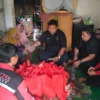 Yudha Puja Turnawan Ketua DPC PDI Perjuangan Garut mengunjungi korban kebakaran di Kecamatan Pakenjeng