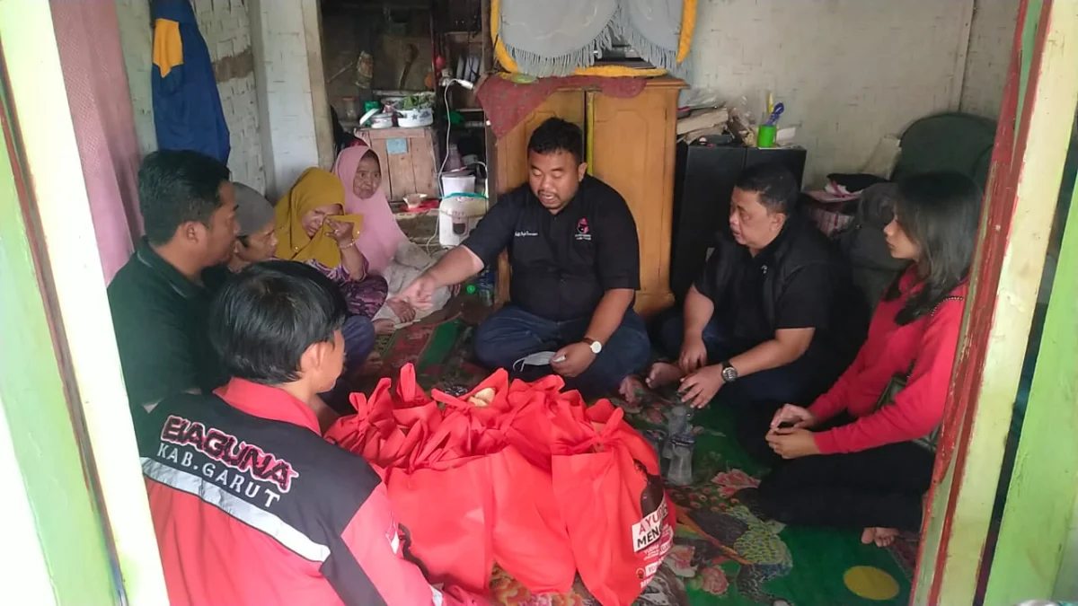 Yudha Puja Turnawan Ketua DPC PDI Perjuangan Garut mengunjungi korban kebakaran di Kecamatan Pakenjeng