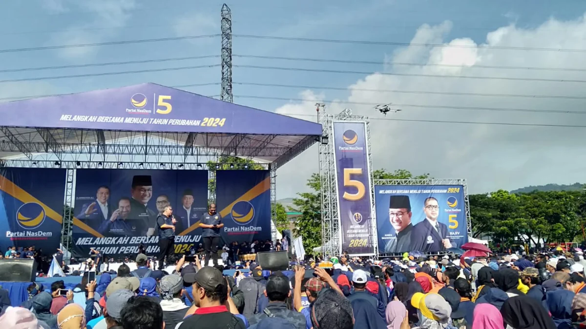 Ribuan massa memadati stadion Si Jalak Harupat Bandung, mengikuti jalan sehat bersama Anies Baswedan