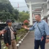 Ketum Serikat Pekerja Perkebunan Nusantara (SPBUN) Cisaruni saat diwawancarai di Pengadilan Negeri Garut