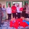 Anggota DPRD Garut Fraksi PDI Perjuangan Yudha Puja Turnawan bersama Dinas Sosial Kabupaten Garut takziyah ke korban kebakaran yang meninggal dunia di Mekarmukti