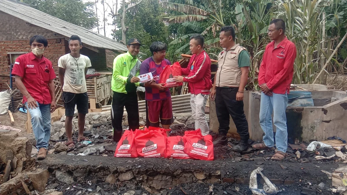 Pengurus DPC PDI Perjuangan Kabupaten Garut memberikan santunan kepada korban kebakaran di Desa Sirnajaya Kecamatan Tarogong Kaler
