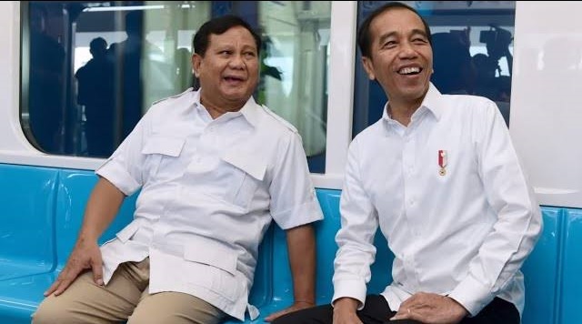 Menteri Pertahanan Prabowo Subianto dan Presiden Jokowi saat berada di dalam MRT. --Istimewa