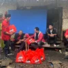 Pengurus DPC PDI Perjuangan Kabupaten Garut mengunjungi tiga keluarga korban kebakaran di Kampung Pasir Kiamis, Desa Pasir Kiamis, Kecamatan Pasirwangi