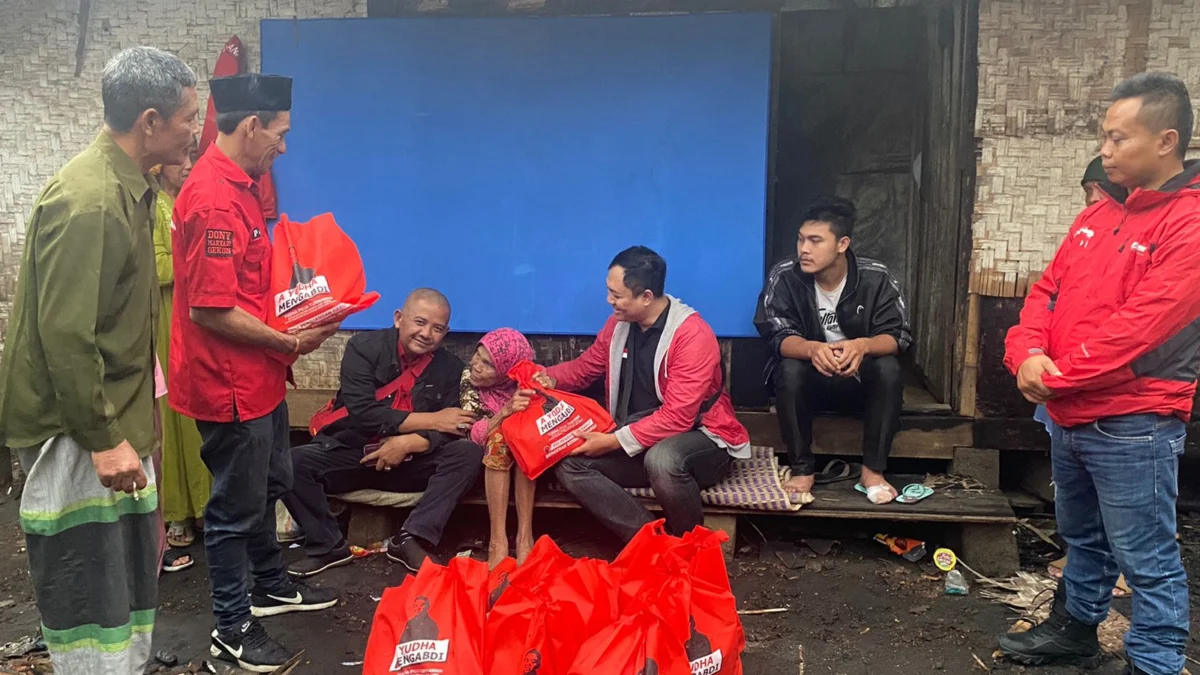Pengurus DPC PDI Perjuangan Kabupaten Garut mengunjungi tiga keluarga korban kebakaran di Kampung Pasir Kiamis, Desa Pasir Kiamis, Kecamatan Pasirwangi