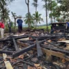 Yudha Legislator Garut Fraksi PDI Perjuangan mengunjungi rumah Agus yang terbakar di dan rumah Oman yang Roboh di Limbangan