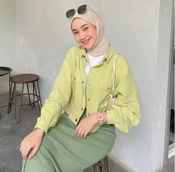 Baju lemon cocok jika dipadukan dengan jilbab warna cream (foto pinterest)
