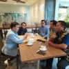 Kepala Dinas Pendidikan Jabar tengah diwawancarai oleh sejumlah awak media