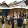 Kapolres Garut bersama jajaran ASN di Pemkab Garut tengah meninjau rumah yang mengalami kerusakan akibat gempa di Kecamatan Pasirwangi
