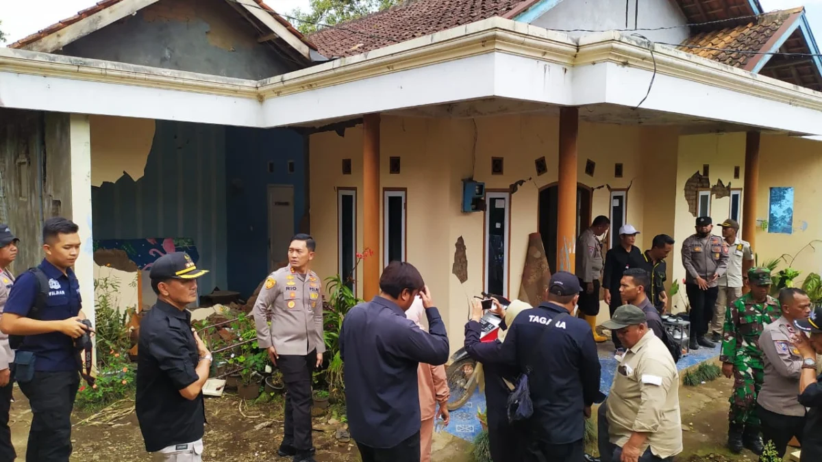 Kapolres Garut bersama jajaran ASN di Pemkab Garut tengah meninjau rumah yang mengalami kerusakan akibat gempa di Kecamatan Pasirwangi
