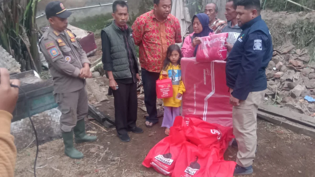 Yudha Puja Turnawan, Legislator Garut Fraksi PDI Perjuangan meninjau lokasi gempa dan memberikan sejumlah bantuan pada korban