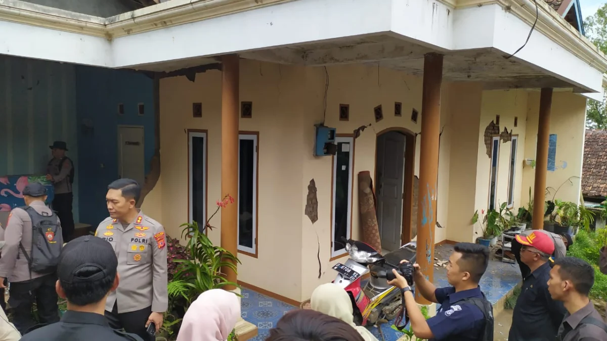 Forkopimda Garut data jumlah rumah rusak di Kecamatan Pasirwangi akibat gempa bumi