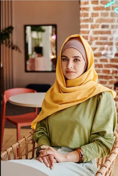 Baju hijau muda dikombinasikan dengan warna jilbab yang pas (foto pexels)