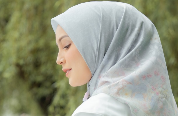5 Warna Hijab Yang Cocok Dengan Baju Warna Coklat Susu, Bisa Kamu Coba! (foto shopee)