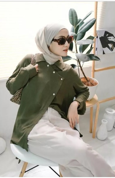 Perpaduan baju warna hijau army dengan warna jilbab yang pas ( foto pinterest)