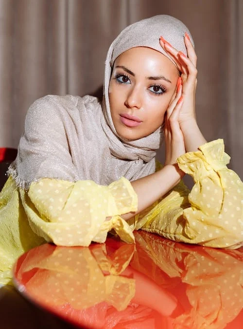 Baju Kuning Mustard Cocok dengan Jilbab Warna Apa?