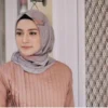Perpaduan baju coksu dengan jilbab warna yang pas (foto shutterstock)