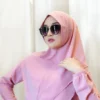 Baju warna pink cocok dipadukan dengan jilbab warna yang sama. (foto pexels)