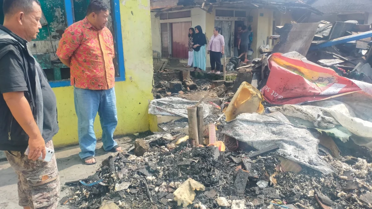 Yudha Puja Turnawan bersama bacaleg dapil 1 dan pengurus DPC PDI Perjuangan Garut mengunjungi rumah Ida korban kebakaran di Desa Cangkuang