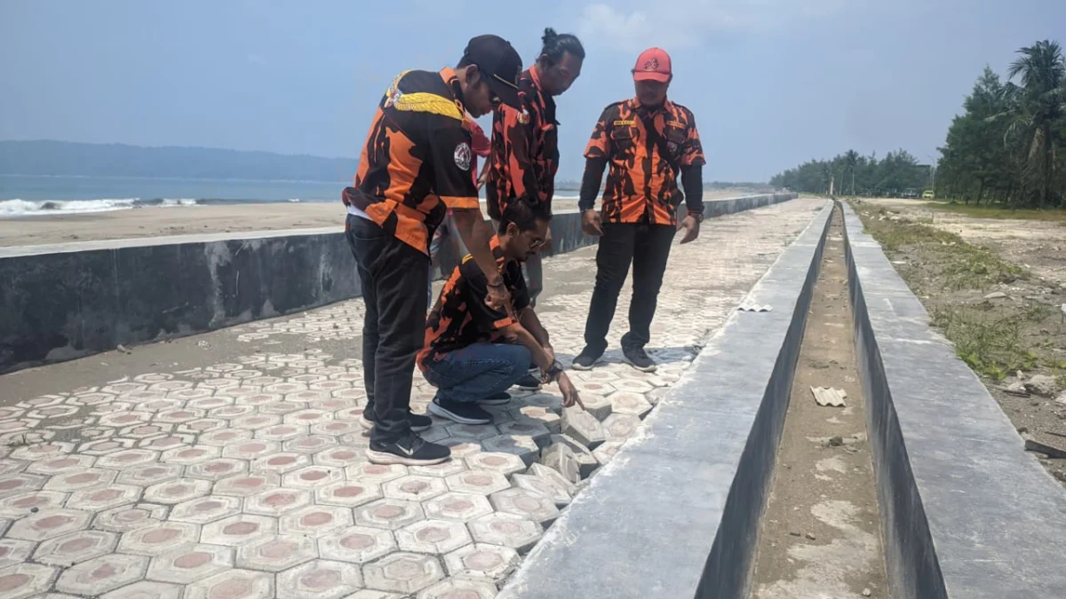 Prasarana pengaman pantai timur Pangandaran rusak