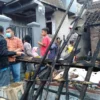 Ketua DPC PDI Perjuangan Garut Yudha Puja Turnawan mengunjungi korban kebakaran di Desa Padaawas