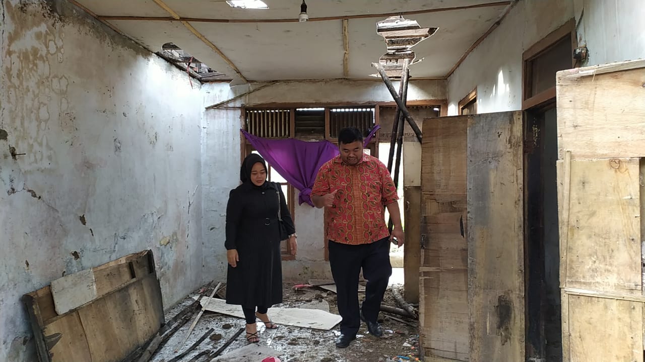 Yudha Puja Turnawan, Anggota DPRD Garut didampingi Kades Banjarsari mengunjungi rumah roboh