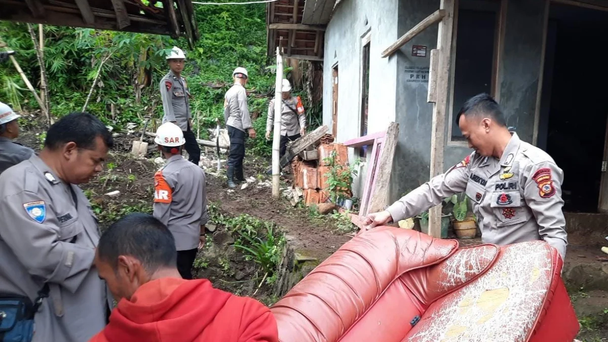Kapolsek Bayongbong kerahkan tim evakuasi material longsor di rumah warga