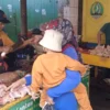 Pedagang ayam potong di pasar Mandalagiri