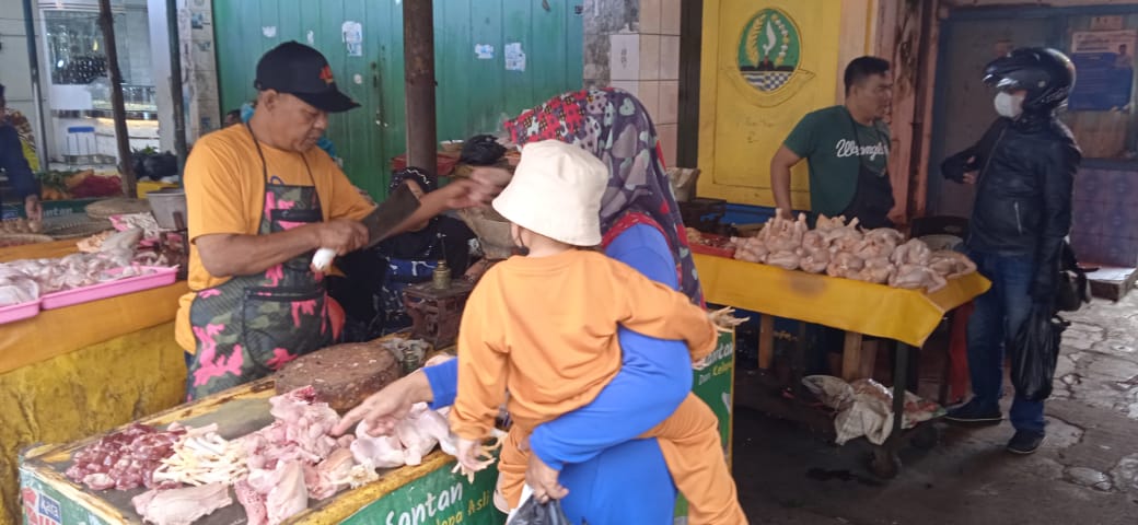 Pedagang ayam potong di pasar Mandalagiri