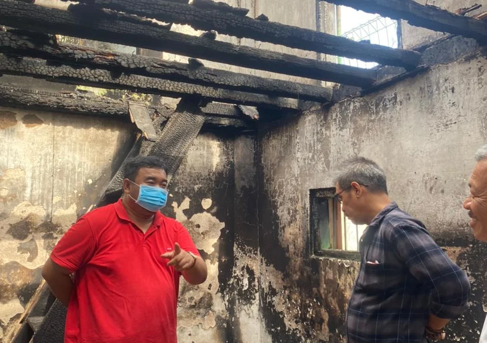 Yudha Puja Turnawan bersama Camat Tarogong Kaler dan Lurah Pananjung mengunjungi rumah yang mengalami kebakaran