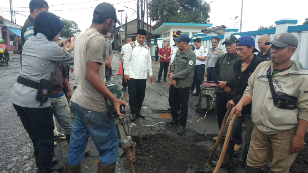 Wakil Gubernur Jawa Barat, Uu Ruzhanul Ulum sedang meninjau ruas jalan rusak di Jalan Raya Kadungora, Kamis (09/03/2023)