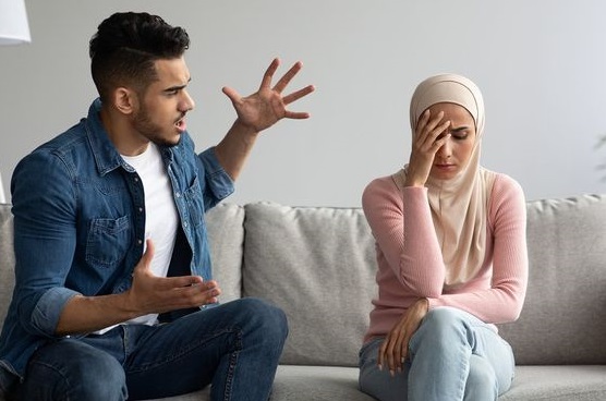 6 Ciri-Ciri Istri yang Tidak Pantas Dipertahankan Menurut Islam