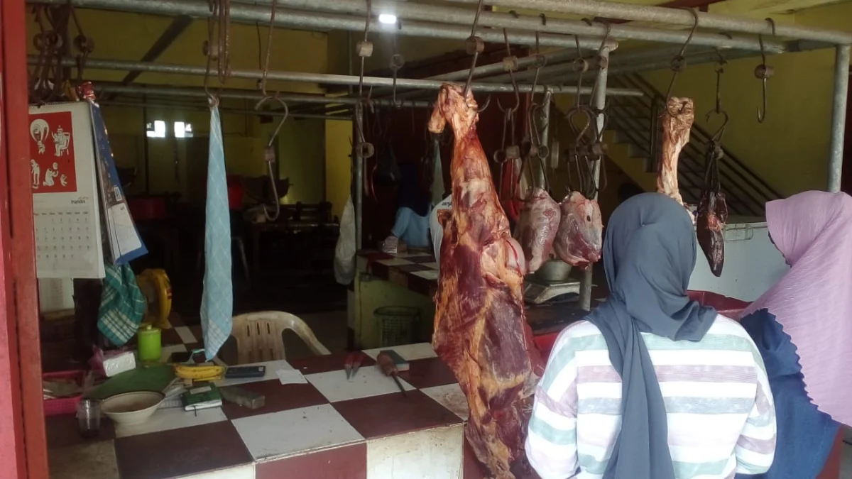 Harga daging sapi di pasar Cibatu Kabupaten Garut tembus hingga 150 ribu per kilogram
