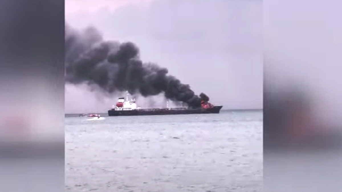 Kapal BBM Pertamina terbakartangkapan layar youtube-