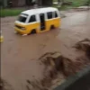 Banjir merendam jalan raya Bayongbong