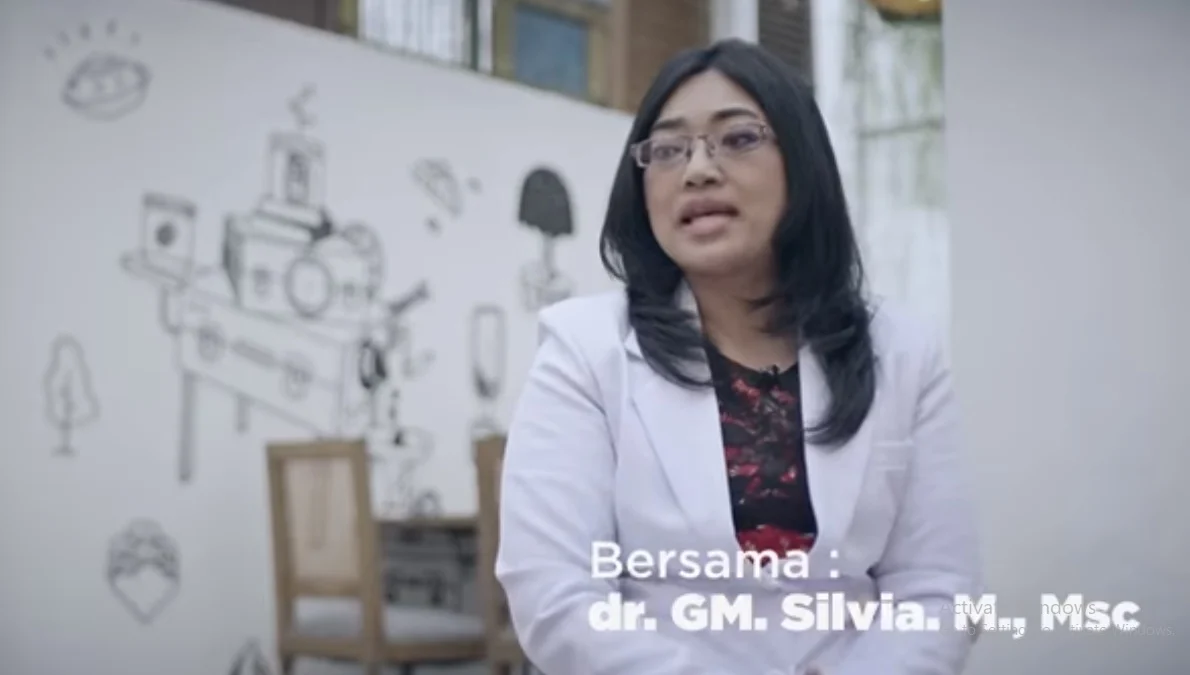 dr. Silvia,M, Msc menjelaskan manfaat menghisap payudara dalam channel Youtube YouTube @dokter 24