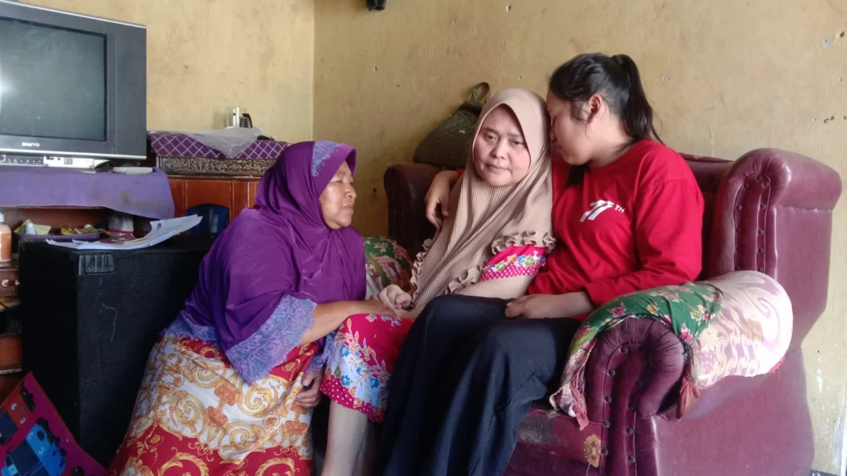 suarana sedih menyelimuti keluarga Enung, seorang janda yang mengalami stroke. Uang bantuan Baznas dipegang kades Sukasenang dan tak kunjung diberikan