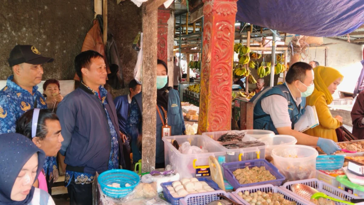 Tim gabungan Disperindag-ESDM dan Dinas Perikanan Peternakan Kabupaten Garut, melakukan pengecekan PAH di Pasar Tradisional Darekdok, Mandalagiri, Jumat 18 Maret 2023.