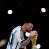 Rekor like terbanyak di instagram dipegang oleh Lionel Messi ketika mencium trofi piala dunia 2022 (Foto: Reuters)