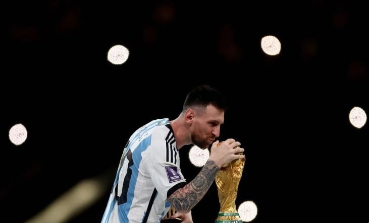Rekor like terbanyak di instagram dipegang oleh Lionel Messi ketika mencium trofi piala dunia 2022 (Foto: Reuters)