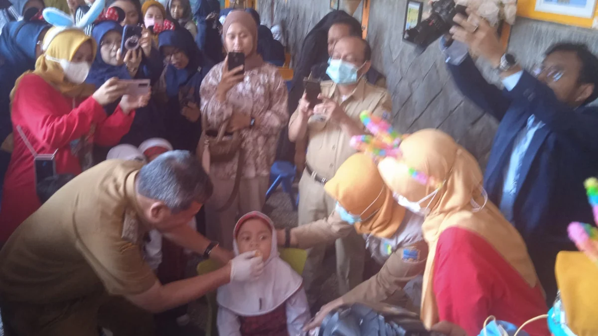 Pemberian Imunisasi kepada anak oleh Bupati Garut Rudy Gunawan