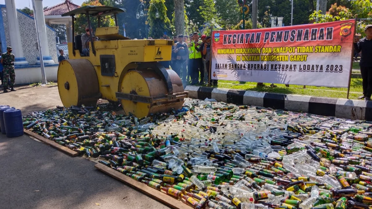 Ribuan Botol Miras Dimusnahkan di Halaman Pendopo Garut
