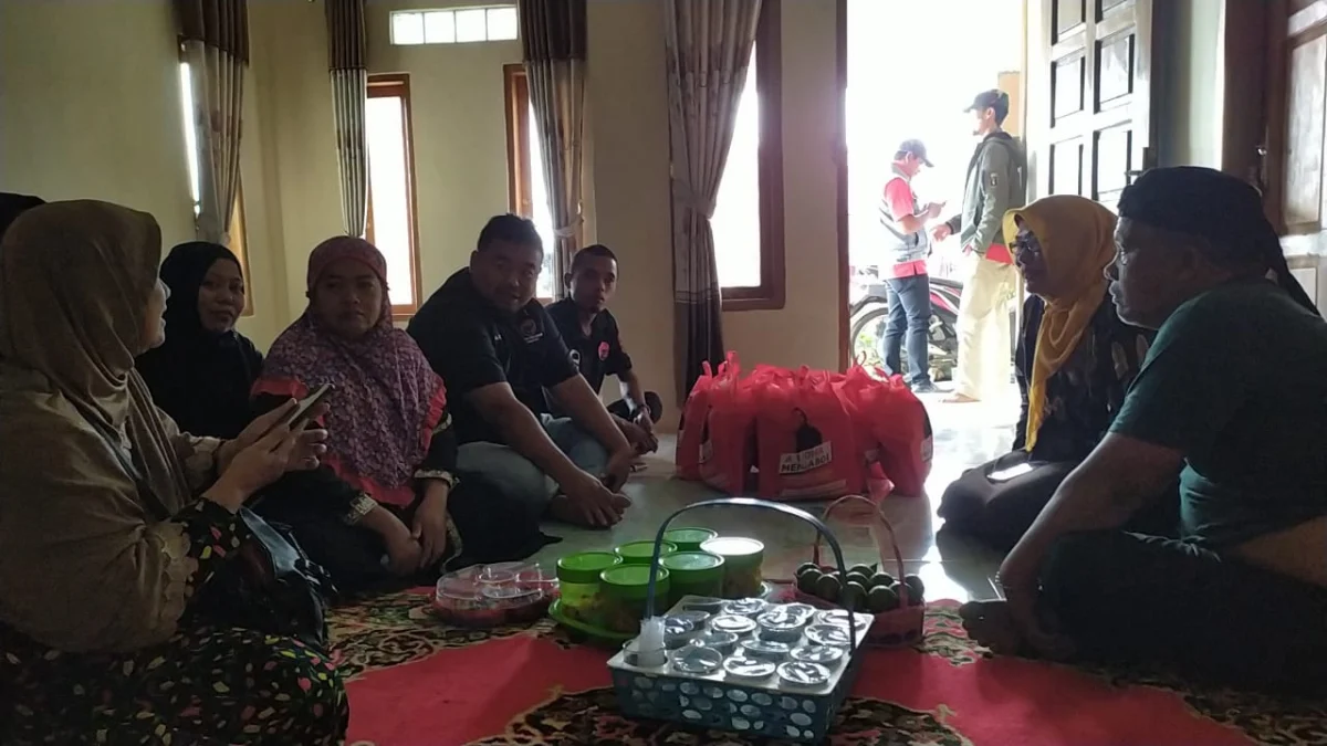 Yudha Puja Turnawan Anggota DPRD Garut kunjungi Sunsun, pensiunan TNI yang menjadi korban kebakaran di Desa Padamukti