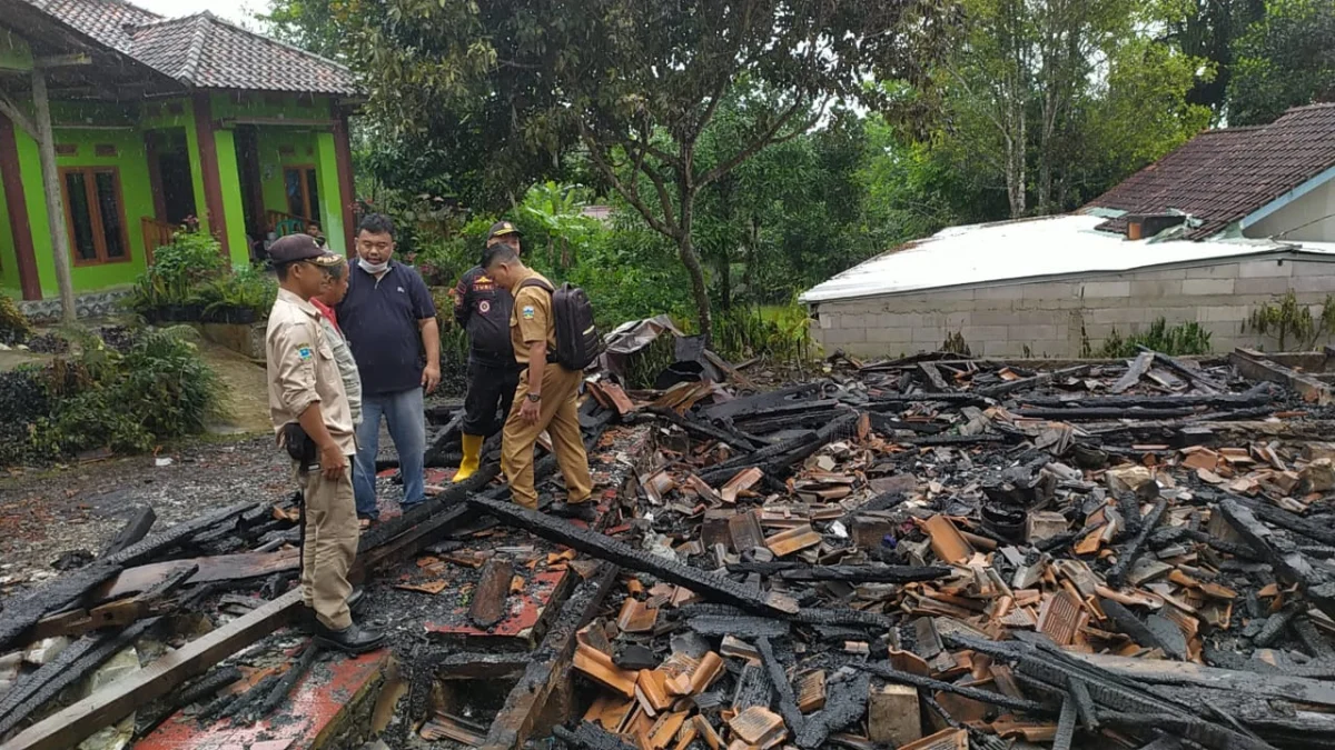 Ketua DPC PDI Perjuangan Garut kunjungi keluarga Geri korban kebakaran di Desa Cisewu