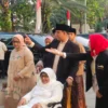 Anies Baswedan dan Keluarga saat Hendak Shalat Idul Fitri di Masjid Istiqlal, Jakarta-Rafi Adhi Pratama- disway
