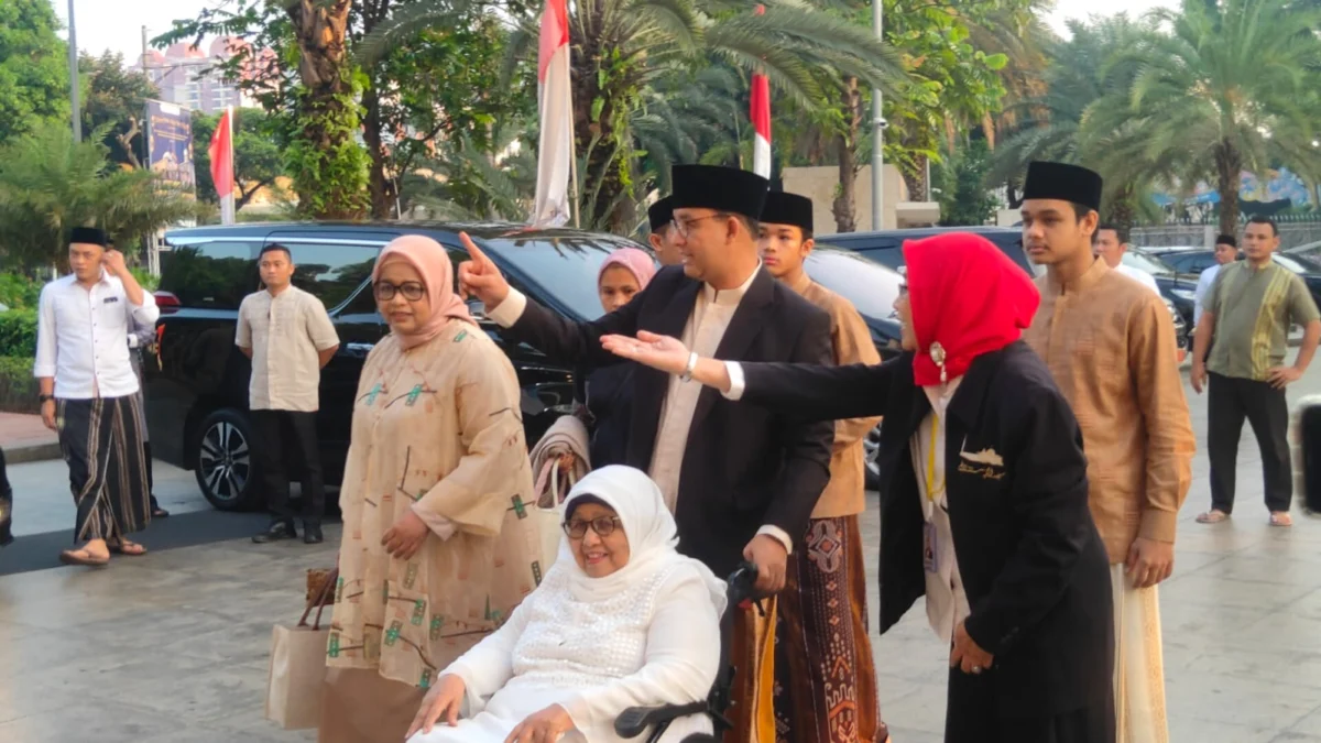 Anies Baswedan dan Keluarga saat Hendak Shalat Idul Fitri di Masjid Istiqlal, Jakarta-Rafi Adhi Pratama- disway