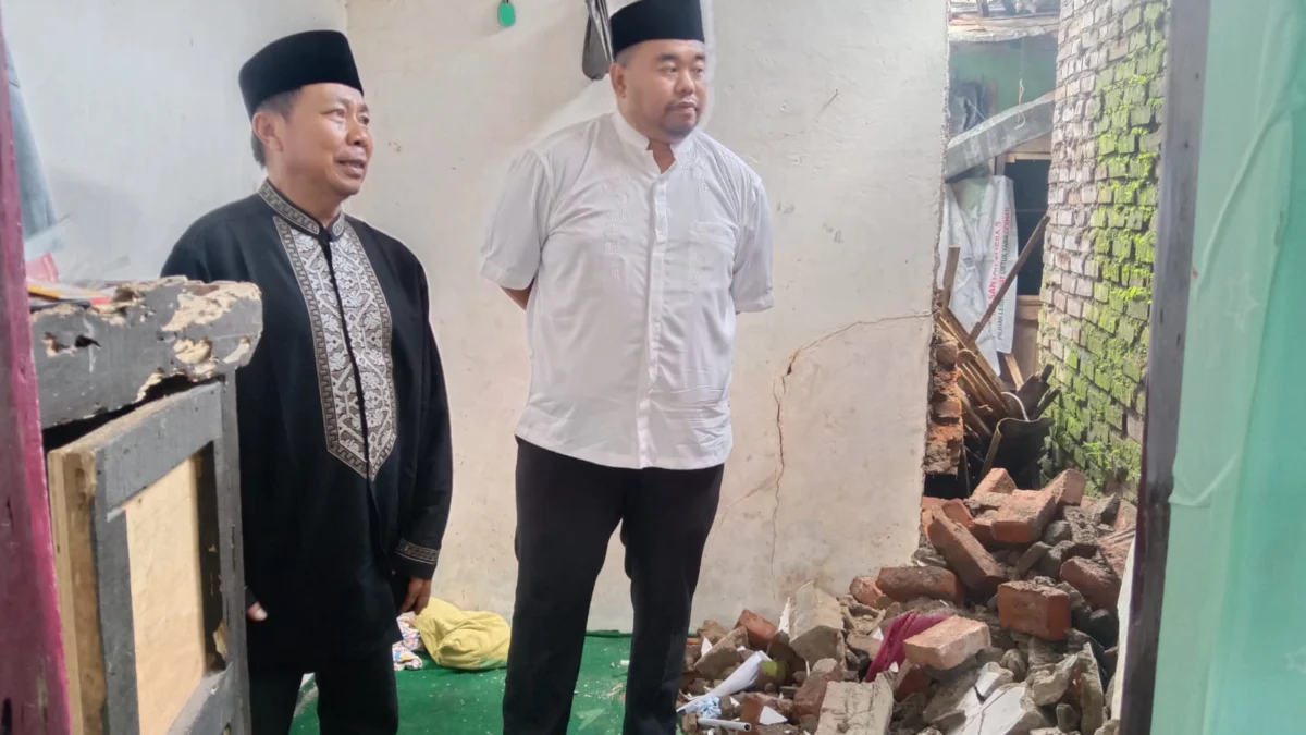 Yudha Anggota DPRD Garut Kunjungi rumah Supriyatna yang roboh di Desa Sindangratu