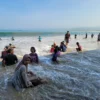 Suasana Pantai Sayangheulang di Desa Mancagahar, Kecamatan Pameungpeuk, Kabupaten Garut, Minggu (23/04/2023). (Dok. Diskomimfo)