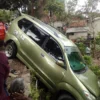 Mobil Xenia terjung ke kebun warga di Leuwigoong, Kabupaten Garut
